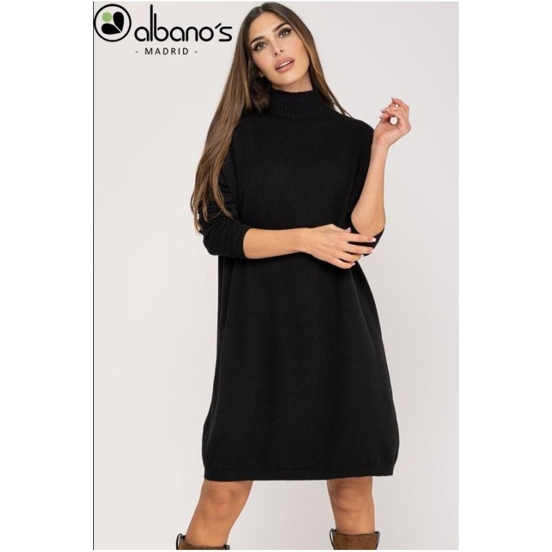 Abito nero con collo alto a maniche lunghe