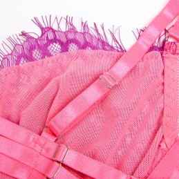 Compelto reggiseno con pizzo e linee di giarettera